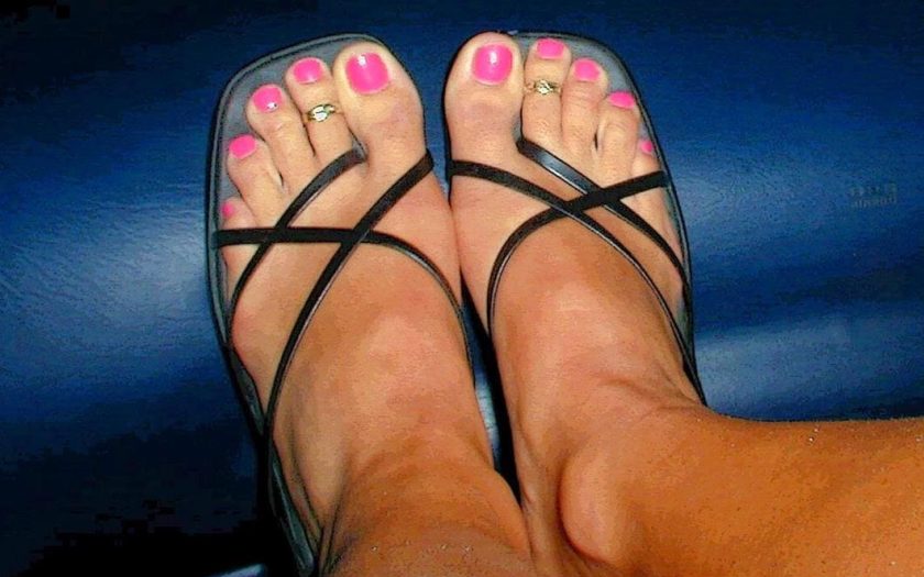 Hon vill att du ska slicka hennes fötter